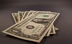 美元反弹叠加获利了结施压，金价高位回落但中长期偏多格局未改